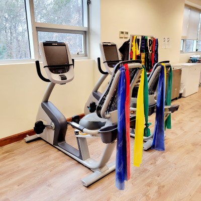 Picture of Islandia, NY Physical Therapy therapeutic exercise bikes for accident injury treatment.
