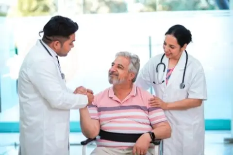 Chiropractic Injury Clinic – Suffolk Physical Therapy & Chiropractic Chiropractor treating patient at Suffolk Physical Therapy & Chiropractic injury clinic in Suffolk County, NY